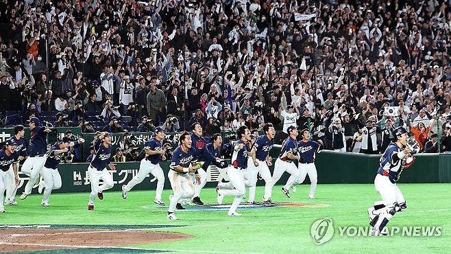 8강 진출하는 한국 (도쿄=연합뉴스) 김인철 기자 = 9일 일본 도쿄돔에서 열린 2026 월드베이스볼클래식(WBC) C조 조별리그 최종전 대한민국과 호주의 경기.
    호주를 꺾고 8강 진출을 확정한 한국 대표팀이 기뻐하고 있다. 2026.3.9 yatoya@yna.co.kr