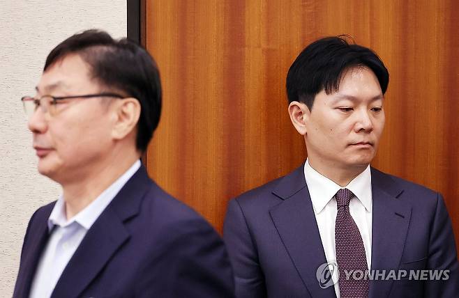 법사위 국감장 이화영과 박상용 (서울=연합뉴스) 박동주 기자 = 이화영 전 경기도 평화부지사가 14일 서울 여의도 국회에서 열린 법무부 등에 대한 법제사법위원회 국정감사에서 의원 질의에 답한 뒤 자리로 향하고 있다. 
    오른쪽은 이화영 전 경기도 평화부지사의 대북 송금 사건을 수사했던 박상용 법무연수원 교수. 2025.10.14 pdj6635@yna.co.kr