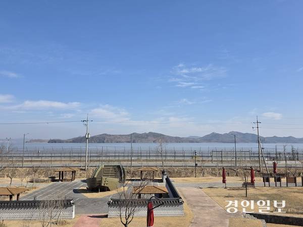 고려천도공원 폭포 위 전망대에서 바라본 조강 건너편 북녘의 모습이 손에 잡힐 듯하다. 2026. 3. 8 /정진오기자 schild@kyeongin.com