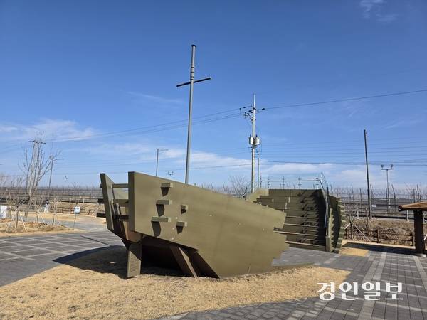 고려천도공원 내 고려 선박을 형상화 한 조형물. 2026. 3. 8 /정진오기자 schild@kyeongin.com