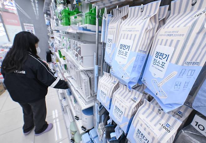 최근 물류업계가 봄시즌을 맞아 청소용품 기획전 등 청소 관련 제품에 대한 행사를 이어가고 있는 가운데 10일 오후 수원시 한 생활용품 판매점 매대에 다양한 청소용품이 진열돼 있다. 임채운기자