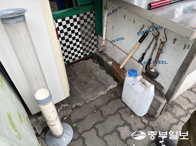 벽돌로 표시된 가게 경계를 넘어 조리대가 20㎝가량 인도로 돌출된 모습. 정수빈기자