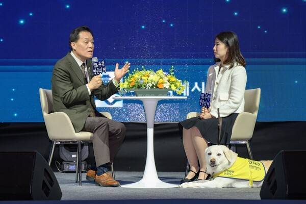 지난 2월 24일 수원컨벤션센터에서 이재준 수원특례시장과 시각장애인인 허우령 아나운서가 무장애 관광에 대한 대화를 나누고 있다.