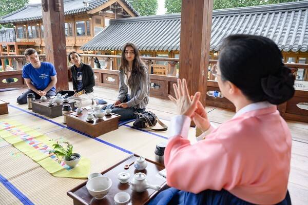 지난해 수원화성문화제에 참가한 외국인 관광객들이 다과 프로그램에 참여하고 있다.