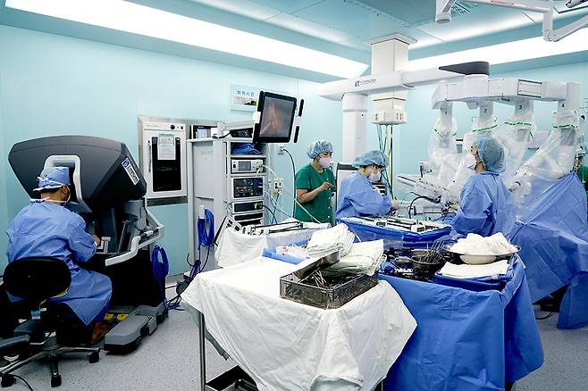 류성엽 조선대학교병원 외과 교수가 위암 환자에게 로봇 위절제술을 시행하고 있다.<조선대학교병원 제공>