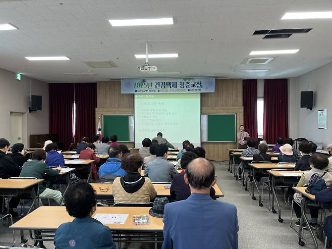 광주 서구노인종합복지관이 최근 '건강 백세 청춘교실'을 개강했다. /광주 서구노인종합복지관 제공