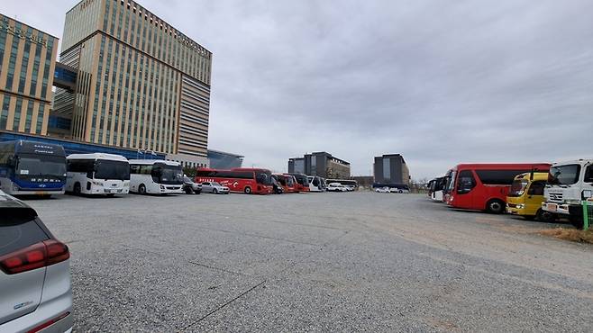 울산 중구가 지난 2018년 울산 혁신도시 택지개발 사업자인 LH로부터 매입한 신청사 이전·건립 부지 전경. 북부순환도로에서 울산지방경찰청으로 향하는 혁신도시 내 성안로 왼쪽의 3만1,626㎡ 규모로, 현재는 울산시가 중구로부터 매입해 임시주차장으로 쓰이고 있다.