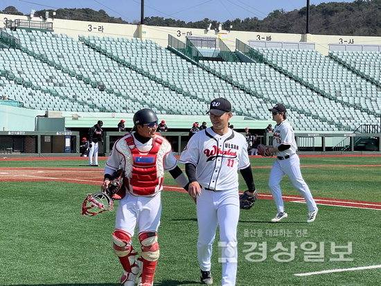 ▲ 울산웨일즈가 지난 8일 기아 타이거즈와 연습경기를 치른 가운데 투수 고바야시 주이(오른쪽)와 포수 박제범이 호흡을 맞췄다. 울산웨일즈 제공