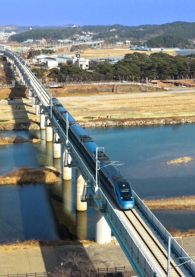 울진역을 지나는 KTX-이음. 매일신문DB