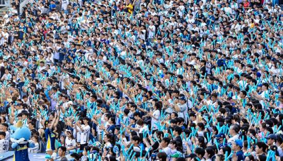 지난해 창원NC파크를 찾은 팬들의 응원 모습. 사진=NC 다이노스