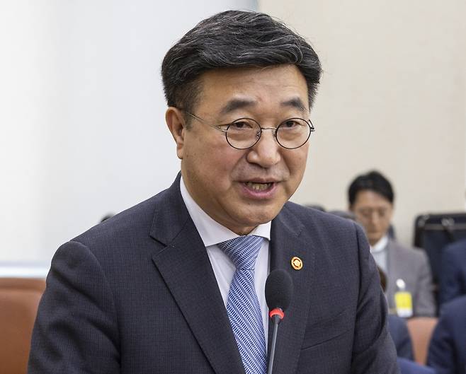 윤호중 행정안전부 장관이 10일 국회에서 열린 행정안전위원회 전체 회의에 출석해 중대범죄수사청법 정부안에 대해 제한 설명하고 있다. 연합뉴스