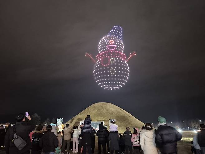 ▲ 경주 대릉원 일원에서 열린 드론 라이트쇼에서 경주 드론기업 (주)리하이가 선보인 드론 퍼포먼스가 밤하늘을 수놓으며 시민과 관광객들의 눈길을 끌고 있다. 경주시