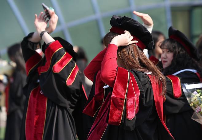 ▲ 2025학년도 전기 학위수여식에서 졸업생들이 학사모를 쓰고 있다.연합