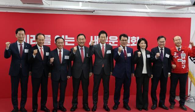 6·3 지방선거 대구시장에 도전하는 국민의힘 공천 후보자들이 10일 서울 여의도 국민의힘 중앙당사에서 열린 후보 면접에 참석해 파이팅을 외치고 있다. 최은석 의원실 제공