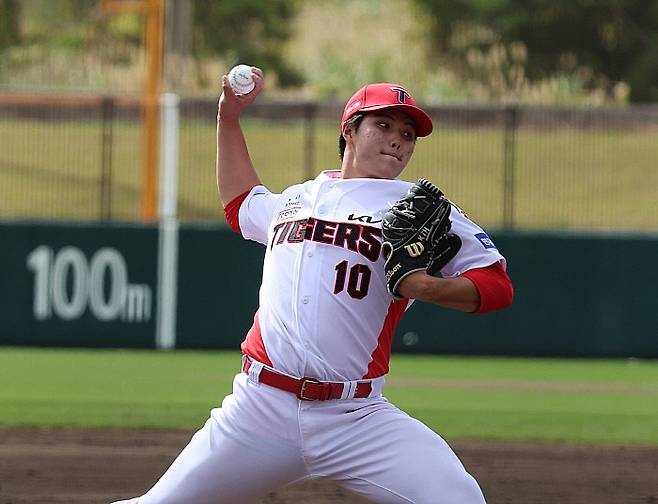 투구 중인 김태형. KIA구단 제공