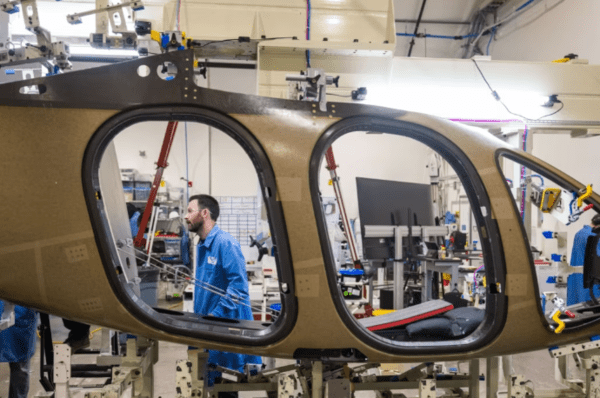 조비 항공(Joby Aviation)의 시제 항공기가 캘리포니아주 마리나에서 준비되고 있다. [출처=블룸버그]