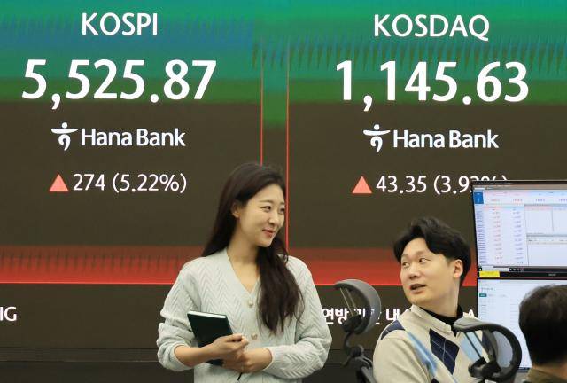10일 서울 중구 하나은행 본점에 코스피 등 지수가 표시되고 있다. [사진=연합뉴스]