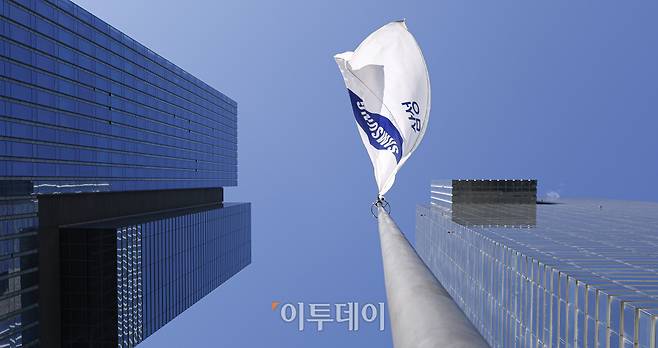 서울 서초구 삼성전자 서초사옥 게양대에 걸린 삼성 깃발이 바람에 휘날리고 있다.(이투데이DB)