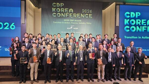 ▲시상식 후 수상자들과 주요 관계자들이 단체 기념촬영을 하고 있다.