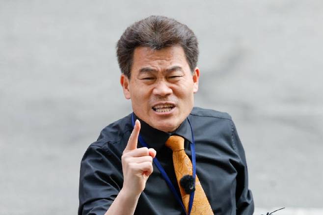 한국사 강사 출신 유튜버 전한길 씨가 27일 오후 이준석 개혁신당 대표가 고발한 '부장선거 주장' 관련 혐의로 조사를 받기 위해 서울 동작경찰서에 출석하기 전 취재진 앞에서 자신의 입장을 밝히고 있다. (사진=뉴스1)