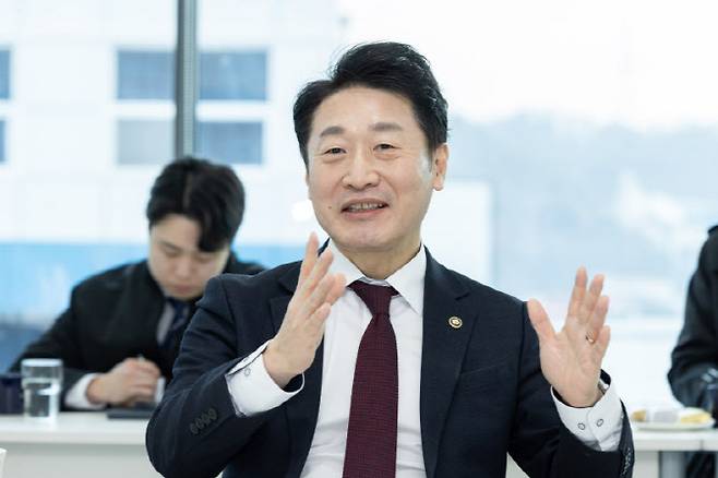 이호현 기후에너지환경부 제2차관이 9일 충남 계룡시 소재 ㈜에이치투 계룡사업장에서 열린 비리튬 에너지저장장치(ESS) 업계 간담회에서 이야기하고 있다. (사진=기후부)