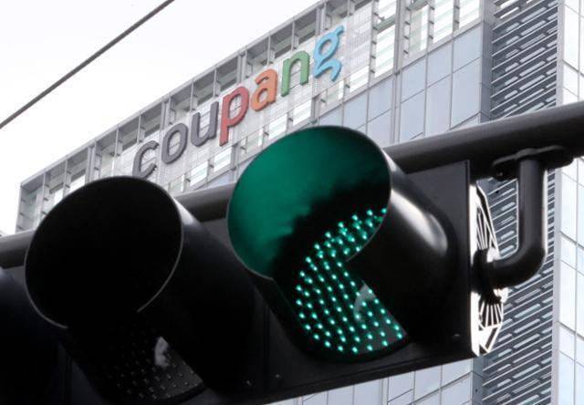 서울 송파구의 쿠팡 본사 앞 신호등에 청신호가 켜져 있다. (사진=뉴스1)