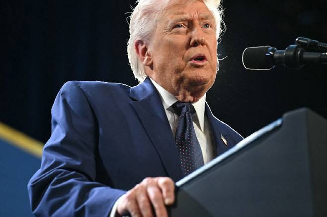 도널드 트럼프 미국 대통령이 9일(현지시간) 플로리다주 마이애미에 위치한 트럼프 내셔널 도랄에서 열린 공화당 하원 콘퍼런스에서 연설하고 있다. (사진=AFP)