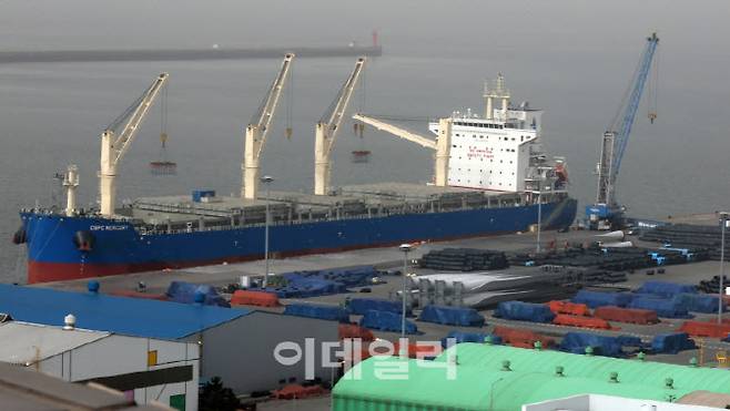 [이데일리 방인권 기자] 경기도 평택항에 컨테이너와 차량들이 수출을 대기하고 있다.