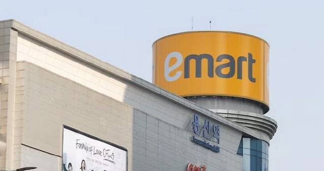 서울 이마트 용산점 외벽에 설치된 로고. (사진=뉴스1)