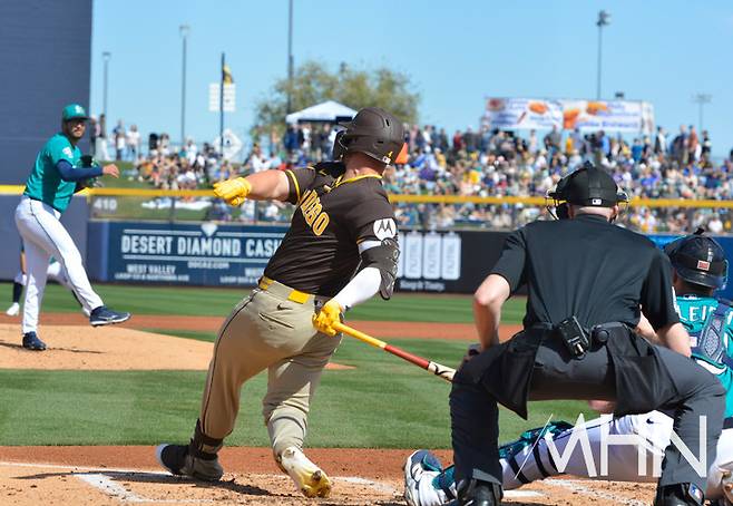 (송성문과 경쟁중인 내야수 타이 프랜스가 스프링캠프 경기에서 타격을 하고 있다)
