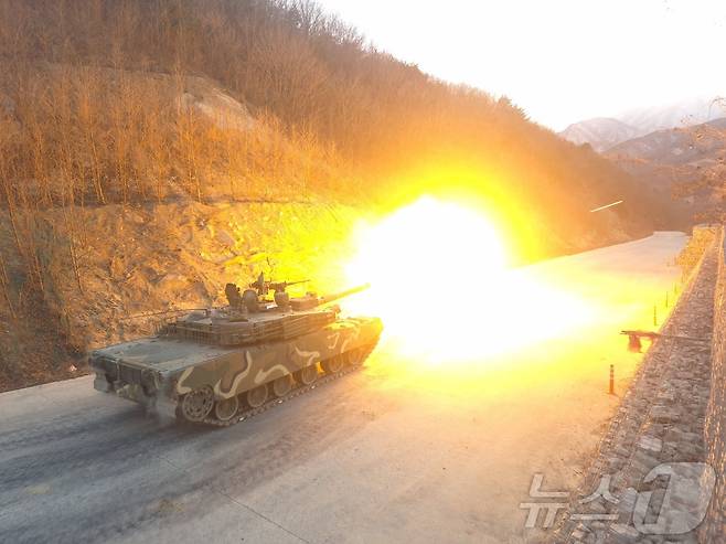 육군 22사단 전차대대 K1E1 전차가 9일 강원 고성군 학야리 사격장에서 전차포 사격훈련을 실시하고 있다. 2026.3.9 ⓒ 뉴스1 윤왕근 기자