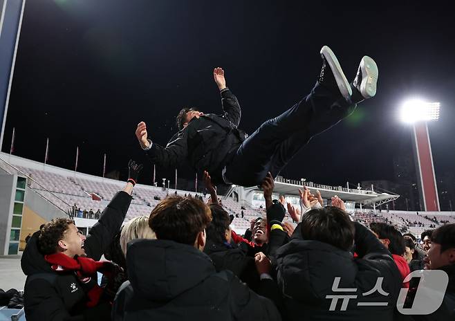 8일 오후 경기 수원시 장안구 수원종합경기장에서 열린 하나은행 K리그 승강 플레이오프(PO) 2차전 수원FC와 부천FC의 경기, 수원FC에 3대 2로 이기며 승격을 확정지은 부천FC 선수들이 이영민 감독을 헹가래 치고 있다. 2025.12.8 ⓒ 뉴스1 구윤성 기자