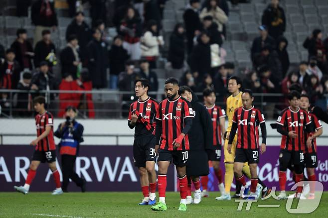 4일 오후 서울시 마포구 월드컵로 서울월드컵경기장에서 열린 아시아축구연맹(AFC) 챔피언스리그 엘리트(ACLE) 16강 1차전 FC서울과 비셀 고베의 경기에서 1대 0으로 패한 FC서울 선수들이 착잡한 모습으로 서포터즈에게 향하고 있다. 2026.3.4 ⓒ 뉴스1 박정호 기자