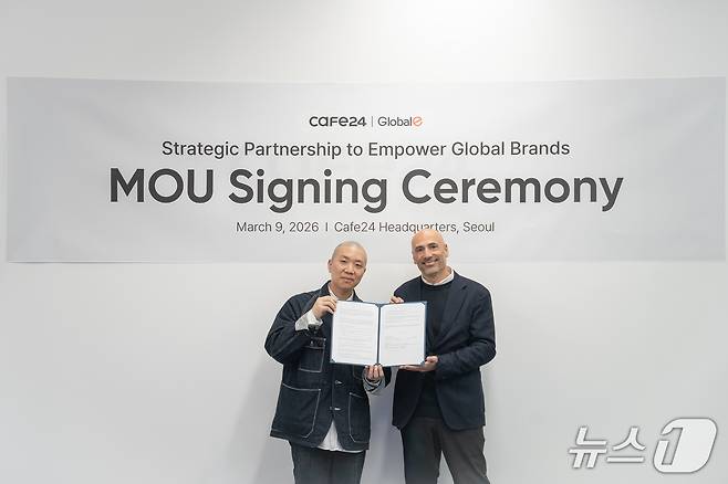 곽형석 카페24 커머스플랫폼팀 총괄팀장(왼쪽)과 란 알모그 글로벌-e 코리아 지사장이 기념사진을 찍고 있다.(카페24 제공)