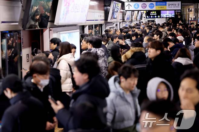 서울 시내버스 노동조합이 무기한 전면파업에 돌입한 13일 서울역에서 시민들이 지하철을 이용해 출근하고 있다. 2026.1.13 ⓒ 뉴스1 이호윤 기자