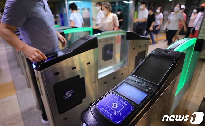 서울 송파구 잠실역에서 시민들이 교통카드를 이용해 개찰구를 통과하는 모습. ⓒ 뉴스1 구윤성 기자