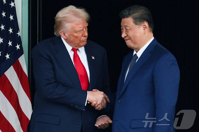 도널드 트럼프 미국 대통령(왼쪽)과 시진핑 중국 국가주석이 30일 부산 김해국제공항 옆 김해공군기지에서 정상회담을 마친 뒤 악수를 나누고 있다. 2025.10.30 ⓒ 뉴스1 ⓒ 로이터=뉴스1