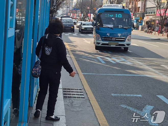 울산 시민이 9일 남구 신정시장 정류장에서 손을 흔들며 버스 탑승 의사를 밝히고 있다.2026.3.10/뉴스1ⓒ 뉴스1 박정현 기자