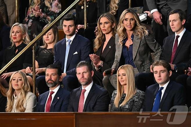 (앞줄 왼쪽부터) 도널드 트럼프 미국 대통령의 자녀 티파니 트럼프, 도널드 트럼프 주니어, 에릭 트럼프, 이방카 트럼프, 배런 트럼프가 워싱턴 DC 미국 국회의사당 하원 회의장에서 트럼프 대통령의 국정연설 참석을 앞두고 연단을 지켜보고 있다. 2026.02.24. ⓒ AFP=뉴스1