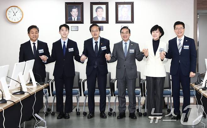 23일 오전 서울 영등포구 더불어민주당 당사에서 열린 중앙당공천광리위원회 2차 회의 및 광역단체장 후보자 면접에서 서울시장 후보들이 손을 맞잡고 기념촬영을 하고 있다. 왼쪽부터 김영배 의원, 김형남 전 군인권센터 사무국장, 박주민·박홍근·전현희 의원, 정원오 성동구청장. 2026.2.23 ⓒ 뉴스1 김민지 기자