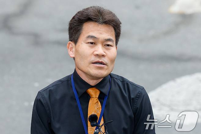 한국사 강사 출신 유튜버 전한길 씨가 지난달 27일 오후 이준석 개혁신당 대표가 고발한 '부장선거 주장' 관련 혐의로 조사를 받기 위해 서울 동작경찰서에 출석하기 전 취재진 앞에서 자신의 입장을 밝히고 있다. 2026.2.27 ⓒ 뉴스1 안은나 기자