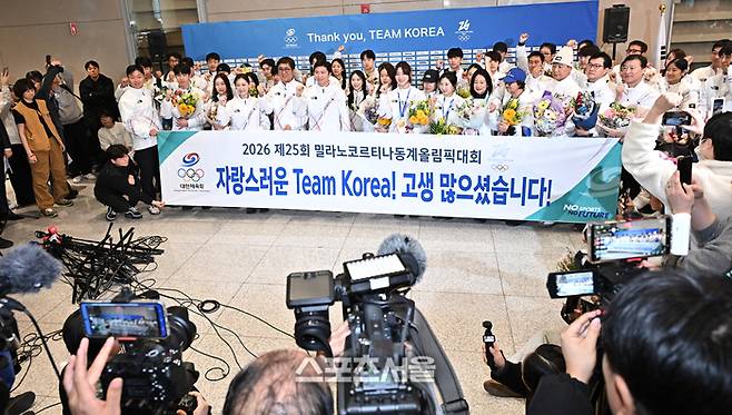 2026 밀라노·코르티나담페초 동계올림픽을 마친 대한민국 선수단이 지난달 24일 인천국제공항을 통해 귀국해 기념촬영을 하고 있다. 박진업 기자 upandup@sportsseoul.com