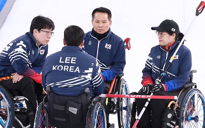 휠체어컬링 혼성팀이 9일(현지시간) 이탈리아 코르티나 컬링 올림픽 스타디움에서 열린 2026 밀라노·코르티나 동계패럴림픽 휠체어컬링 혼성팀 예선 슬로바키아전에서 승리했다. 선수들이 남봉광-이현출-양희태-방민자(왼쪽부터)가 경기 전 얘기를 나누고 있다. 사진 | 대한장애인체육회