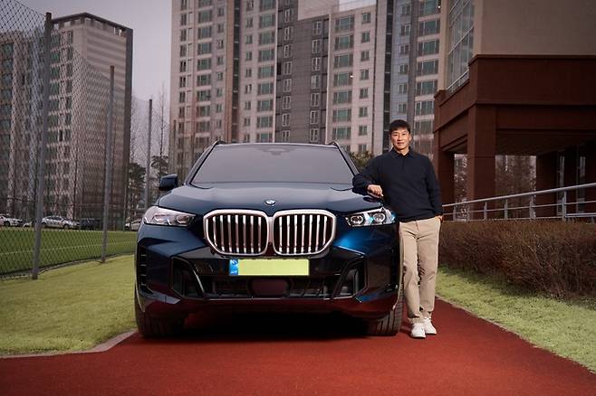 BMW 코리아 공식 딜러사인 도이치 모터스가 수원삼성블루윙즈 이정효 감독의 2026 시즌 활동과 K리그1 승격을 응원하며 ‘BMW X5 xDrive40i M Sport’를 후원한다고 밝혔다. 사진 | 도이치모터스
