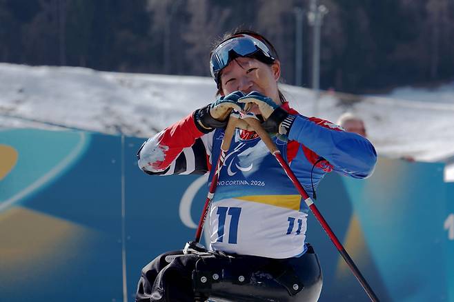 김윤지가 8일(한국시간) 이탈리아 테세로 크로스컨트리 스타디움에서 열린 2026 밀라노·코르티나 동계패럴림픽 바이애슬론 여자 스프린트 좌식 12.5㎞에서 금메달을 따낸 후 기뻐하고 있다. 사진 | 대한장애인체육회