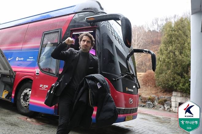 바르셀로나 래핑이 된 버스에서 하차하는 파주의 제라드 누스 감독. 제공 | 한국프로축구연맹