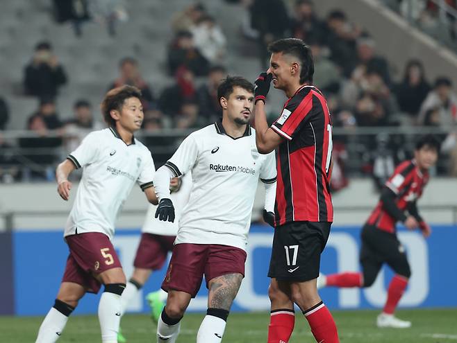 1차전에서 후이즈가 페널티킥에 실패해 아쉬워하고 있다. 사진 | 연합뉴스