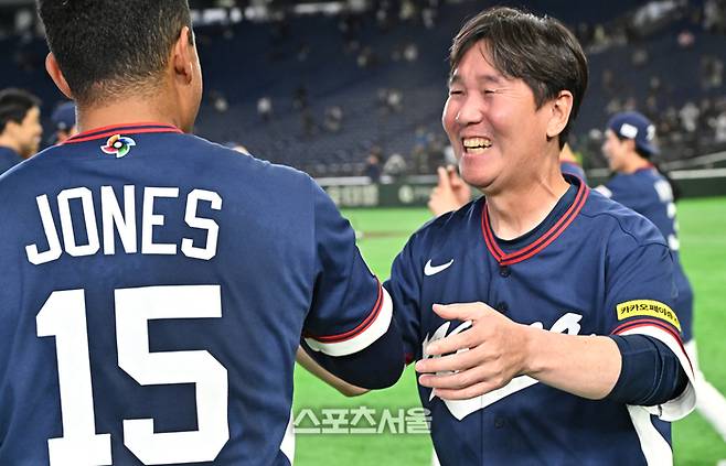 대한민국 야구대표팀의 류지현 감독(오른쪽)이 9일 일본 도쿄 도쿄돔에서 열린 2026 월드 베이스볼 클래식(WBC) 조별리그 호주와 경기에서 7-2로 승리해 극적으로 미국 마이애미에서 열리는 8강전 진출을 확정한 뒤 저마이 존스와 함께 기뻐하고 있다. 도쿄(일본) | 박진업 기자 upandup@sportsseoul.com