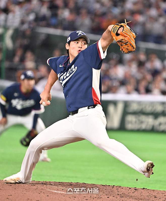대한민국 야구대표팀의 조병현이 7일 일본 도쿄 도쿄돔에서 열린 2026 월드 베이스볼 클래식(WBC) 조별리그 일본과의 경기 3회말 등판해 힘차게 공을 던지고 있다. 도쿄(일본) | 박진업 기자 upandup@sportsseoul.com