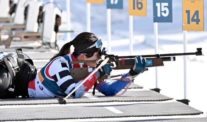 김윤지가 8일(한국시간) 이탈리아 테세로 크로스컨트리 스타디움에서 열린 2026 밀라노·코르티나 동계패럴림픽 바이애슬론 여자 스프린트 좌식 12.5㎞에서 사격하고 있다. 사진 | 대한장애인체육회
